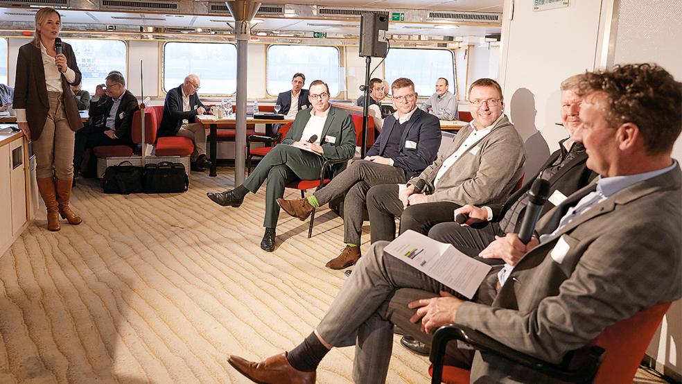 Katja Baumann (Mariko) moderierte eine Expertenrunde mit Sebastian Ebbing (Reederverband), Christian Hoepfner (Unifeeder), Wolfgang Franzelius (HB Hunte Engineering), Claus Hirsch (AG EMS) und Leo van der Burg (FME).  © Foto: Mariko GmbH