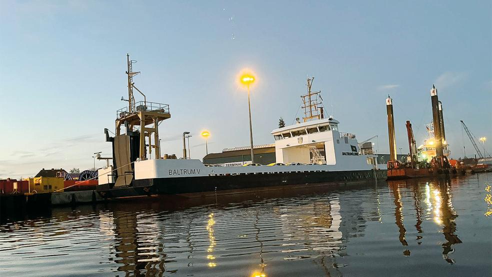 Die »Baltrum V« transportiert fabrikneue Autos vom Emder Binnen- zum Emder Außenhafen und umgekehrt.  © Foto: privat