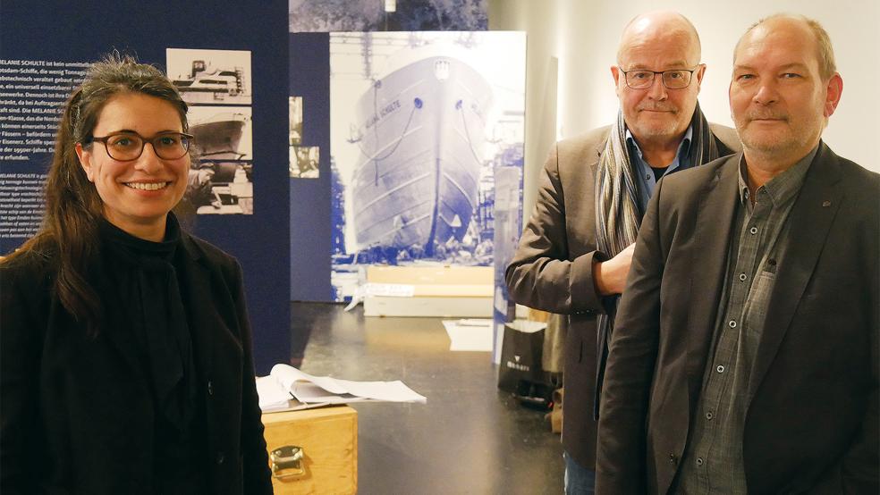 Museumsdirektorin Jasmin Alley, Medienverantwortlicher Edzard Wagenaar und Aiko Schmidt in der Kulisse der Sonderausstellung »Melanie Schulte – Schiff, Unglück, Mythos«.  © Foto: Landesmuseum