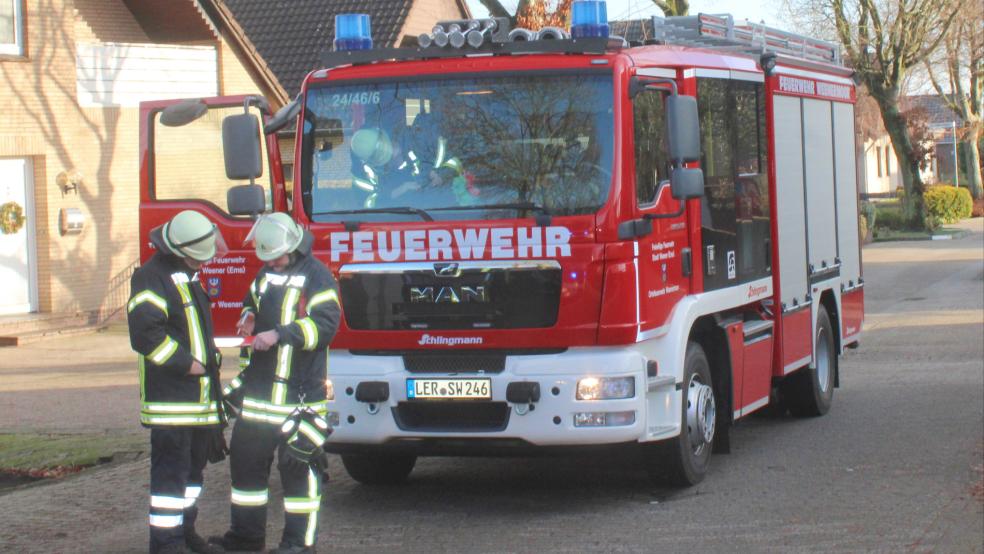 Die Feuerwehren Weenermoor und Weener waren mit fünf Fahrzeugen und mehreren Einsatzkräften vor Ort. © Rand (Feuerwehr)