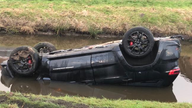 Auto landet nach Unfall auf dem Dach im Kanal