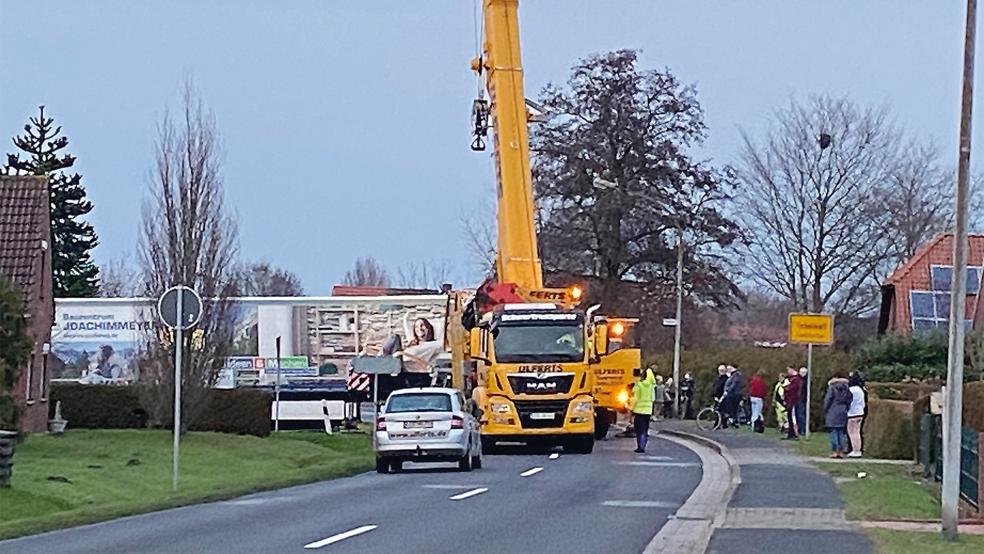 Die Bergung wurde von zahlreichen Schaulustigen verfolgt. © Foto: Kuper