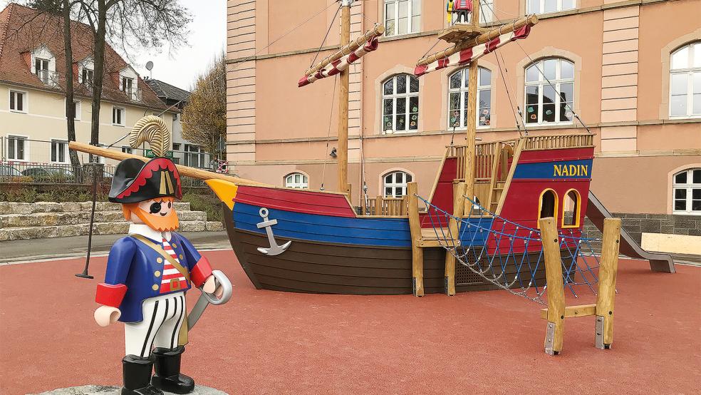 So wie in Arnsberg wird das Spielschiff ungefähr aussehen, das auch auf dem Pausenhof der Grundschule Holthusen errichtet werden soll. Es soll dort das alte Holzschiff ersetzen.  © Foto: Privat