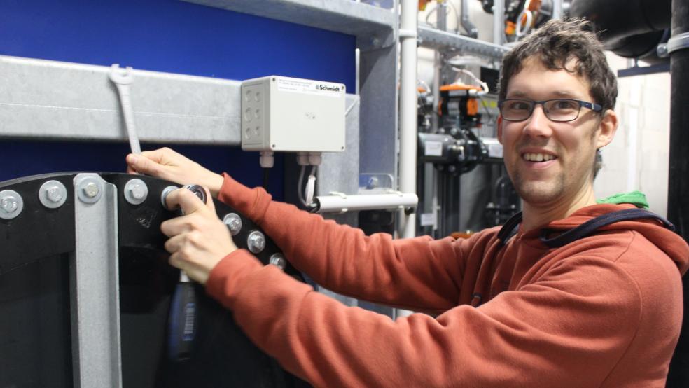 Der neue Leiter Christian Ubben macht sich derzeit mit der Technik des Mölenland-Bades vertraut.  © Foto: Busemann
