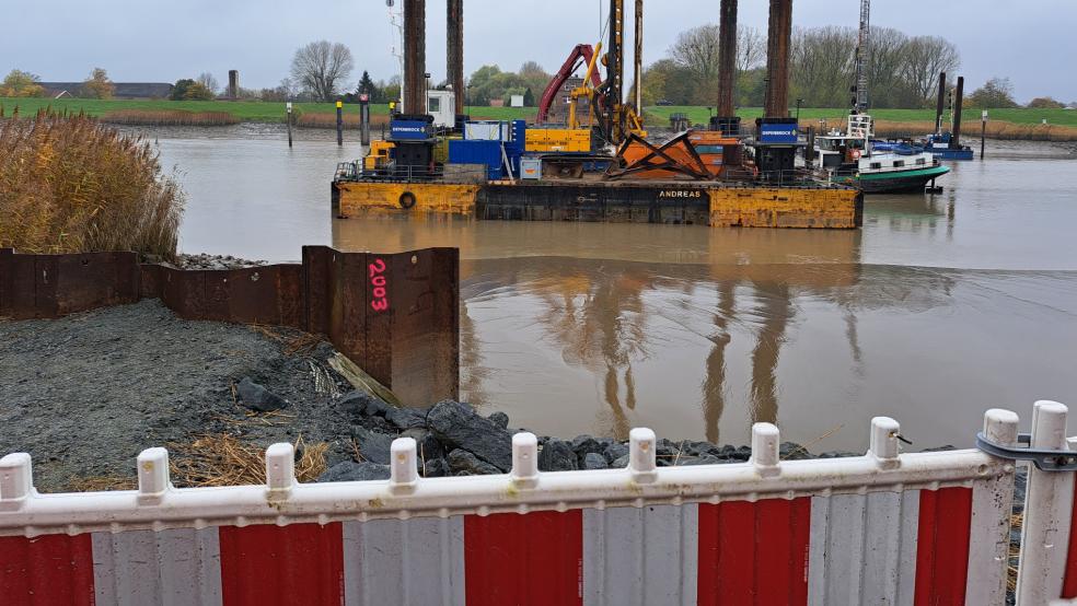 Blick von der Hilkenborger Uferseite auf die Baustelle in der Ems. © Szyska