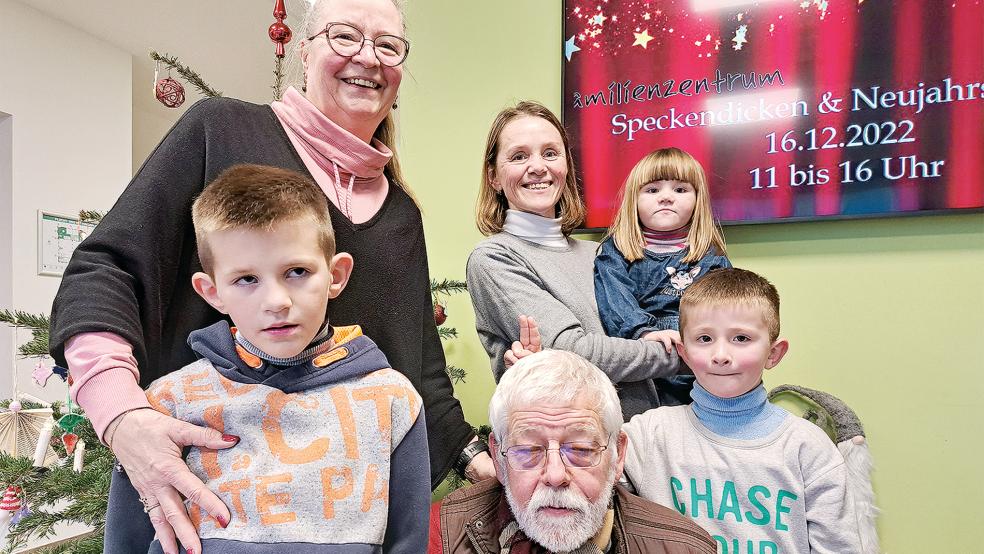 Annie und Jan Boot aus Bunde haben die alleinerziehende Ukrainerin Iryna Alieksieieva und ihre drei Kinder Ignatiy, Glib und Rymma bei sich aufgenommen - und ins Herz geschlossen.  © Foto: Szyska