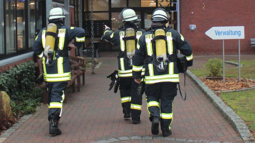 Mit Atemschutz sind Feuerwehrleute auf dem Weg ins Altenzentrum. Hier war ein Brand gemeldet worden.  © Foto: Feuerwehr/Rand