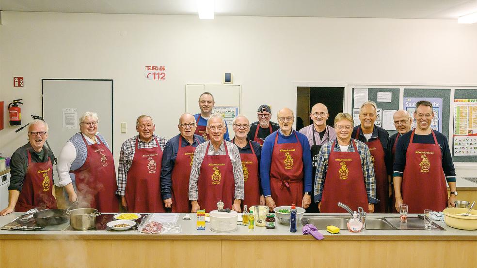 Seit 42 Jahren gibt es den Männerkochkurs in Weener. In der Küche der Oberschule in Weener wird gekocht und hinterher zusammen gegessen. Barbara Kaan (Zweite von links) steht den Hobbyköchen seit mittlerweile 18 Jahren mit Rat und Tat zur Seite.  © Foto: Bruins