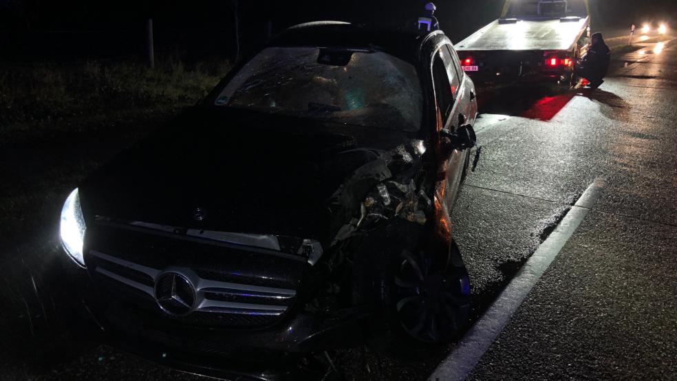 Der Mercedes C180 wurde bei dem Unfall schwer beschädigt und musste abgeschleppt werden. © Ammermann