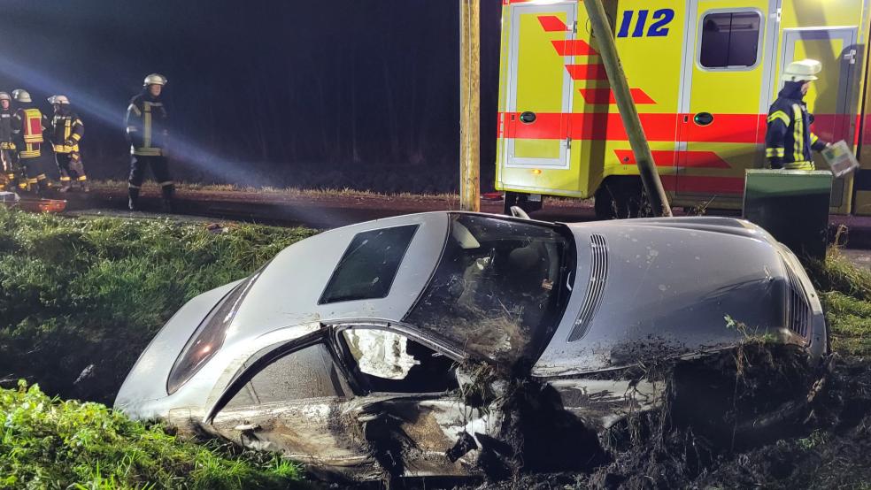 In diesem Auto waren zwei Verletzte eingeschlossen, die Feuerwehr befreite sie aus dem Wrack. © Feuerwehr