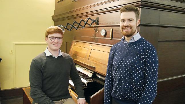 Zwei Musikstudenten geben Kirchenkonzert