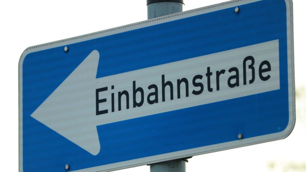 Als die Autofahrerin die Einbahnstraßen-Regelung auf dem Ostersteg und der Heisfelder Straße in Leer missachtete, kam ihr ein Streifenwagen der Polizei entgegen. © Pixabay (Symbolfoto)