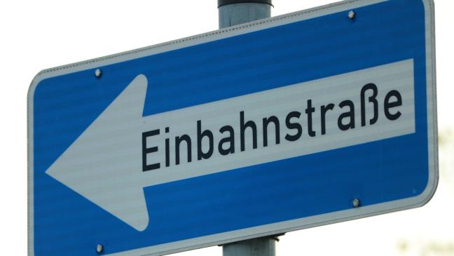 Betrunkene flüchtet vor Polizei und rammt Stromkasten