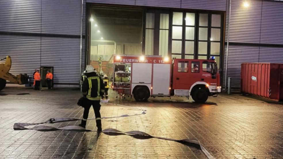 Die Feuerwehren mussten lediglich noch die Brandstelle mit der Wärmekamera kontrollieren und Nachlöscharbeiten durchführen. © Feuerwehr Großefehn