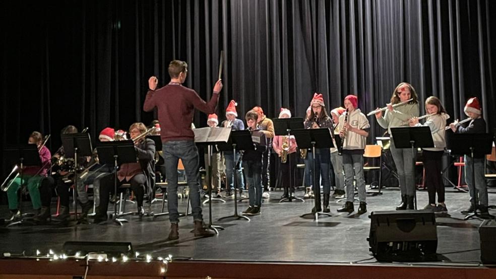 Unter anderem die Bläserklassen 5 und 6 unter der Leitung von Henning Roolfs unterhielten bei zwei Veranstaltungen jeweils knapp 300 Zuschauerinnen und Zuschauer. © Oberschule Weener