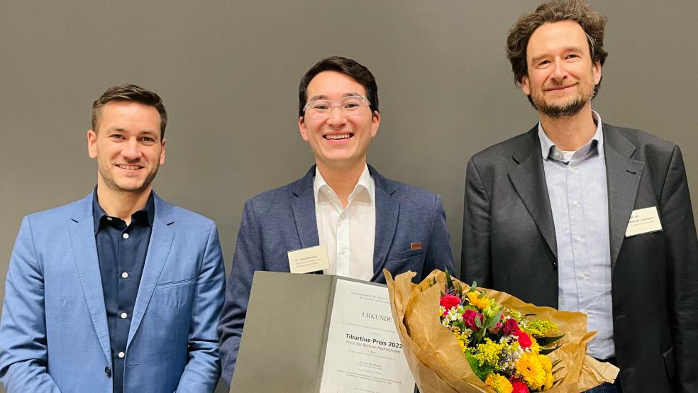 Dr. Eike Köhnen (Mitte) erhielt den Tiburtiuspreis für seine Doktorarbeit zu Tandemsolarzellen mit Perowskiten. Im Team von Professor Steve Albrecht (links) war er an mehreren Weltrekorden beteiligt. Die Laudatio hielt Prof. Michael Lehmann von der Technischen Universität Berlin. © HZB