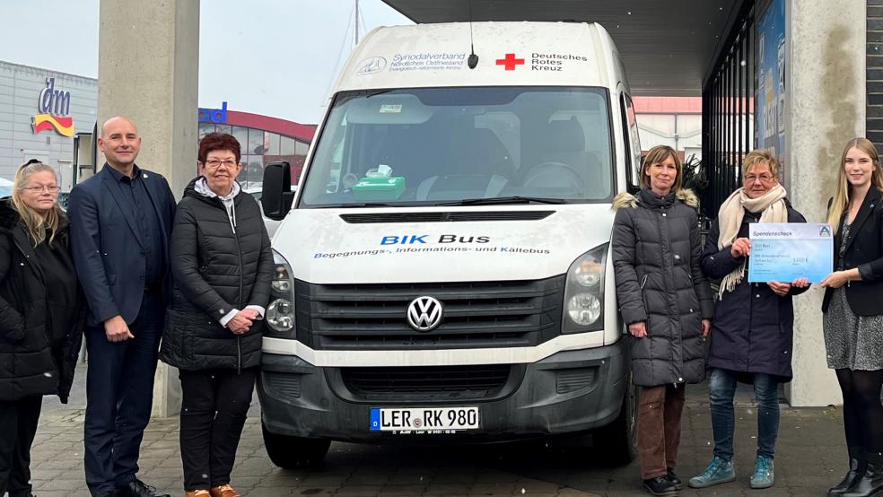 Jens Strobehn und Neele de Vries (rechts) übergaben den symbolischen Scheck an Tanja Hansen (von links), Gerlinde Bruns, Kerstin Vierkant und Angelika Siemer vom DRK.  © Foto: privat