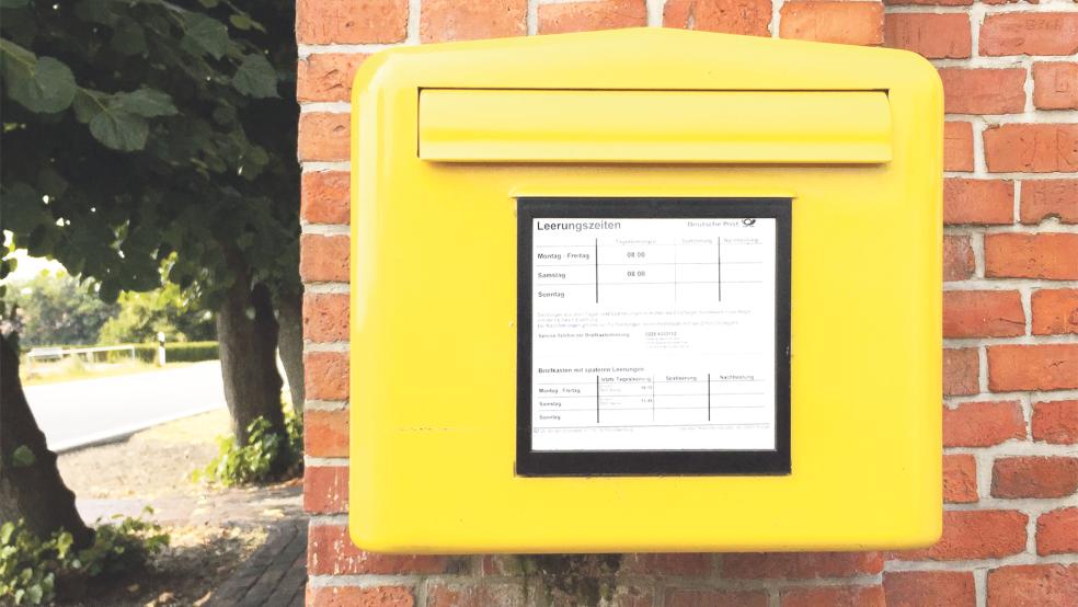 Die frühe Briefkasten-Leerung um 8 Uhr ist inzwischen fast überall, wie hier in Boen, Standard im Rheiderland.  © Foto: Kuper