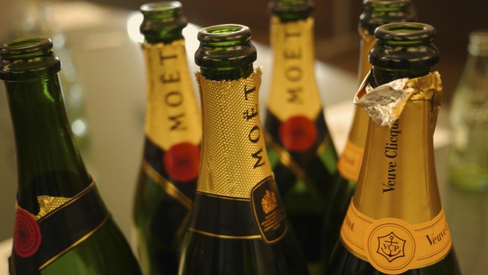 Unter anderem Champagner wollte ein Mann in Leer aus einem Laden klauen. © Pixabay