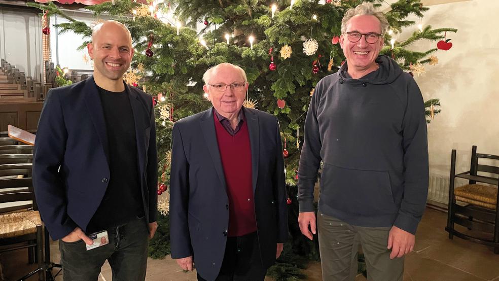 Beim 19. regionalen Suchthilfe-Treffen in der Georgskirche in Weener (von links): Uwe Dogs, Leiter der Suchttherapie, Jakobus Baumann, Vorsitzender des Allgemeinen Krankenhausvereins, und Dr. Markus Dornbach, Chefarzt der Klinik für Innere Medizin.  © Foto: Klinikum