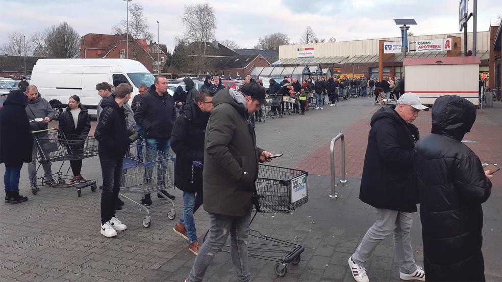 Vor den Geschäften in Bunde bildeten sich heute lange Schlangen. Ein Großteil der Kunden kam aus den Niederlanden.  © Fotos: Berents