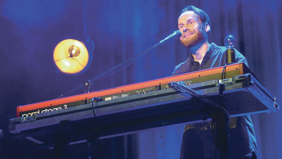 Emotional bis zum letzten Ton auf seinem Synthesizer: Enno Bunger bot ein besonderes Konzerterlebnis.  © Foto: Ammermann