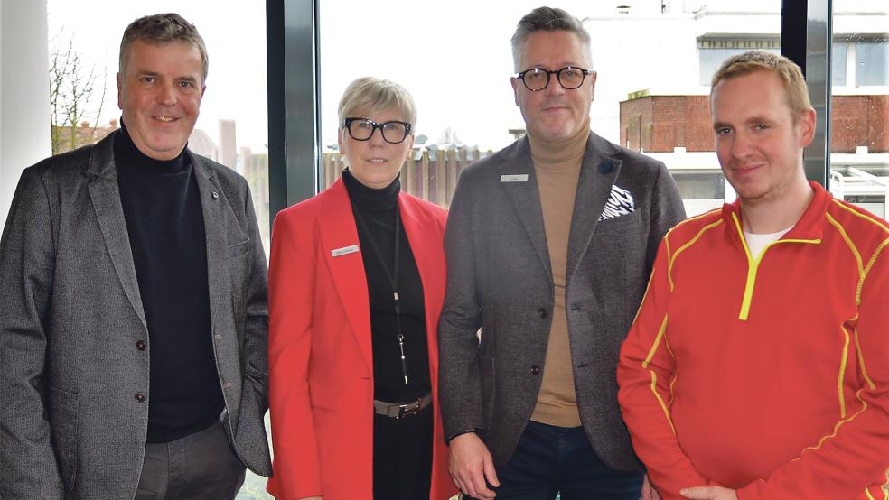 Carsten Mohr, Nicola Pleye-Fricke und Andreas Fricke von der Werbegemeinschaft sowie Tommy Wilken vom Vorstand des Vereins reisender Schausteller Ostfriesland (von links) zeigten sich mit dem Verlauf des Weihnachtsgeschäftes sehr zufrieden.  © Foto: Ammermann