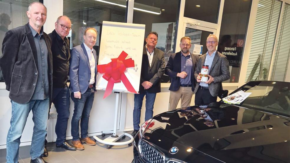Mit dem nagelneuen BMW Z4 (im Bild von links): Jürgen Notthoff und Norbert Frers (Fachlehrer an den BBS 2), Torsten Janssen (Schulleiter BBS 2), Thomas Höfling (Aftersales-Leiter der Tekken-Unternehmensgruppe), Marinko Milesic (Aftersales-Manager der BMW AG), Jörg Wilken (Geschäftsführer der Tekken-Unternehmensgruppe).  © Foto: Berufsbildende Schulen