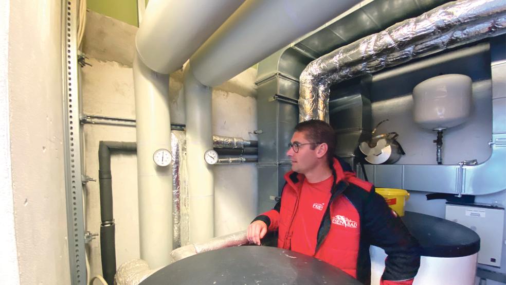 Friesenbad-Betriebsleiter Markus Bakker muss auch die Technik im »Maschinenraum« im Auge behalten.  © Foto: Kuper