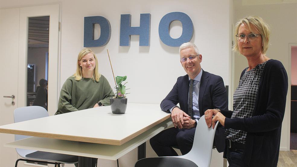 Mitarbeiterin Sonja Hinrichs (von links), Landrat Matthias Groote und Andrea Sope, Leiterin des Amtes für Digitalisierung und Wirtschaft des Landkreises Leer, sind überzeugt vom Digital Hub. © Fotos: Berents