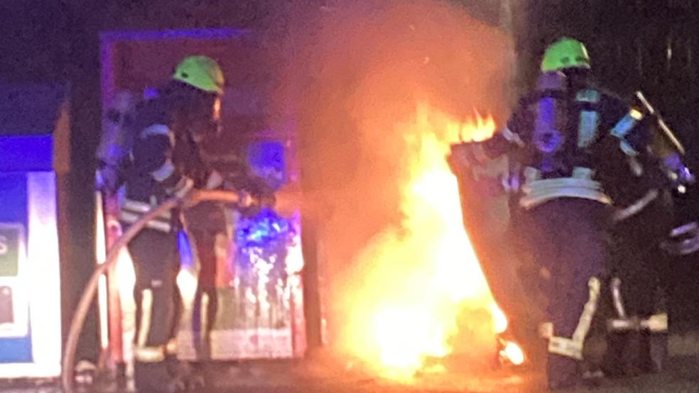 Die Einsatzkräfte der Feuerwehr bekamen die Flammen schnell unter Kontrolle. © Feuerwehr