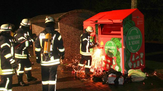 Altkleidercontainer in Bunde und Holthusen in Brand