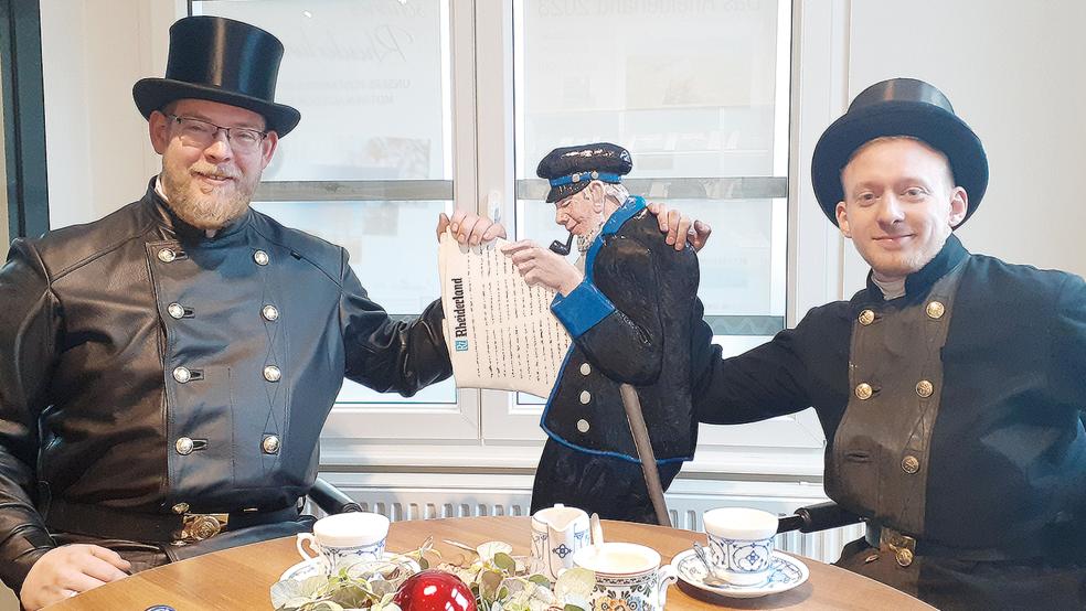 Wilko Müller und sein Mitarbeiter Henning Schmidt waren zu Gast bei der RZ. Die beiden sind ab morgen im Kehrbezirk Jemgum als Schornsteinfeger im Einsatz.  © Foto: Berents