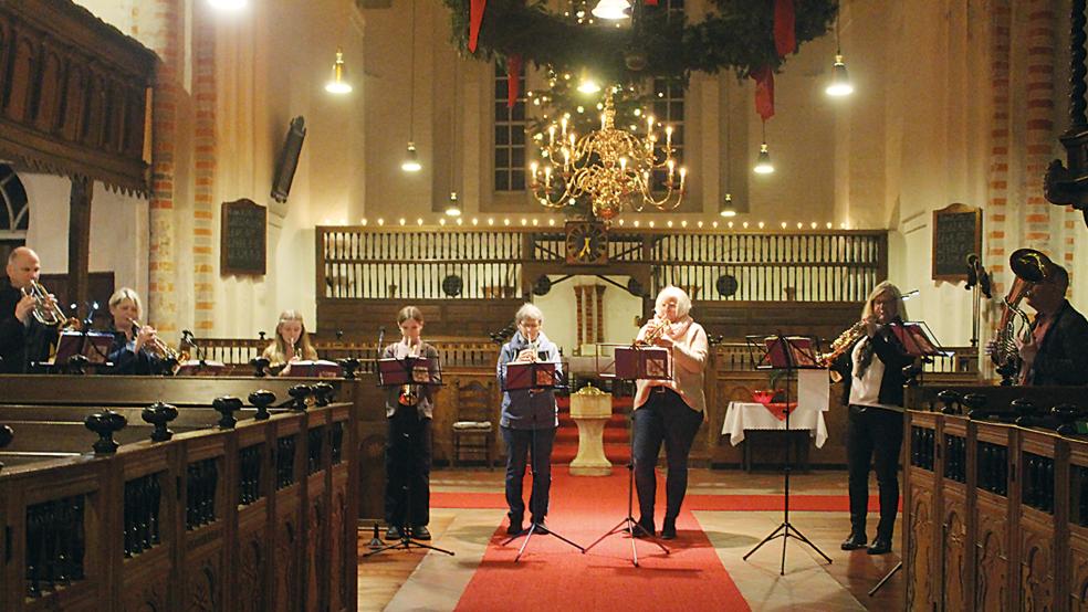 Die Mitglieder des Bunder Posaunenchors verabschiedeten das alte Jahr diesmal aus dem Innenraum der Kirche.  © Foto: Berents
