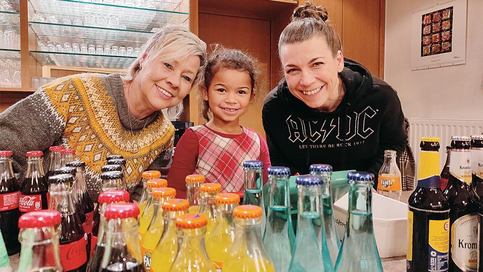 Die kleine Luise war nicht nur Glücksfee, sondern unterstützte Ramona Nanninga (links) und Annika Müller auch fleißig beim Getränkeverkauf.  © Foto: Himstedt