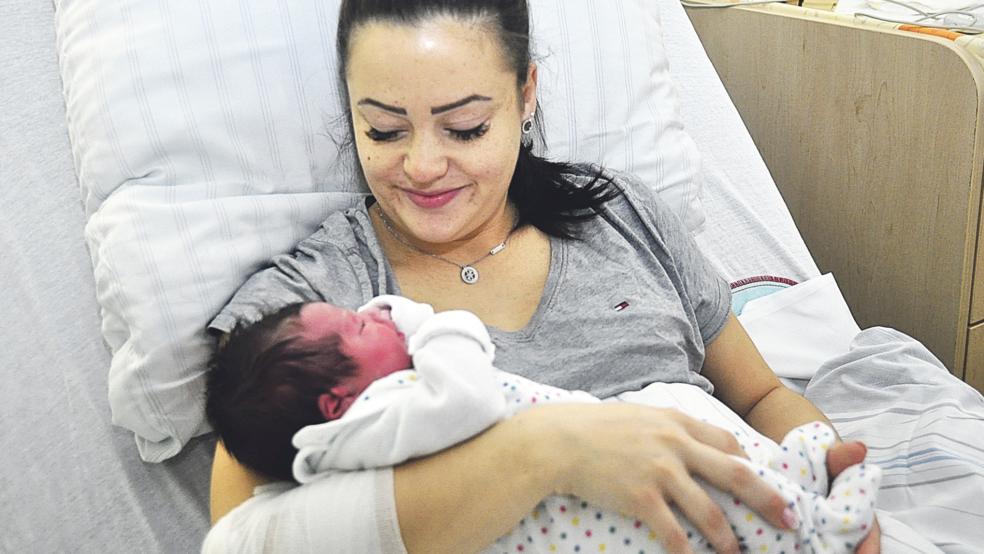 Die kleine Anisa mit ihrer Mama Eileen. © Foto: Wolters