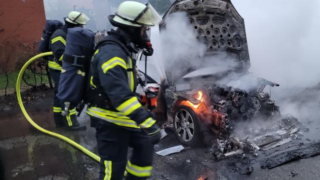 Mercedes durch Feuer zerstört