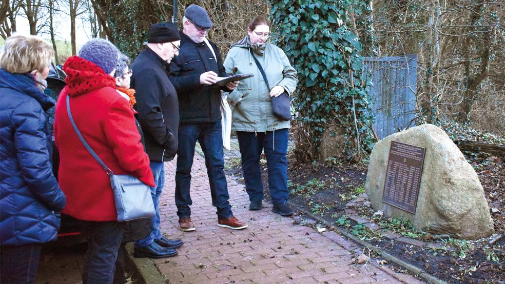 Am Findling mit der Gedenktafel an der Deichstraße informierte Peter Pfaff (Zweiter von rechts) über die jüdischen Holocaust-Opfer aus Jemgum.  © Kuper