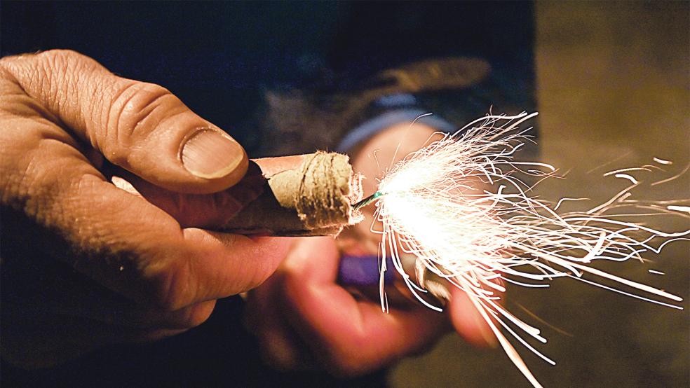 Schon vor Weihnachten und auch weit nach Neujahr wird munter geböllert in Weener. Eine Bürgerin will nun eine Initiative starten, damit die Stadt dem »Baller-Wildwuchs« einen Riegel vorschiebt.  © Foto: dpa