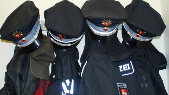 Mann entblößt Geschlechtsteil auf Friedhof