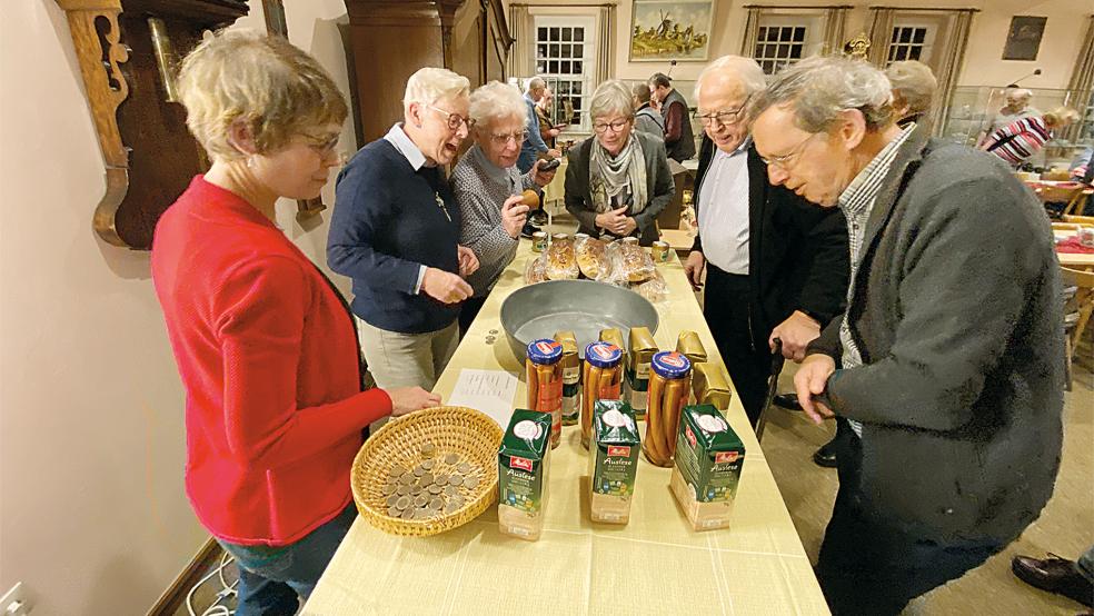 »Werden es 18?« Mit Spannung und Freude wird das Ergebnis des Würfelns in der »Baalje« erwartet.  © Kuper