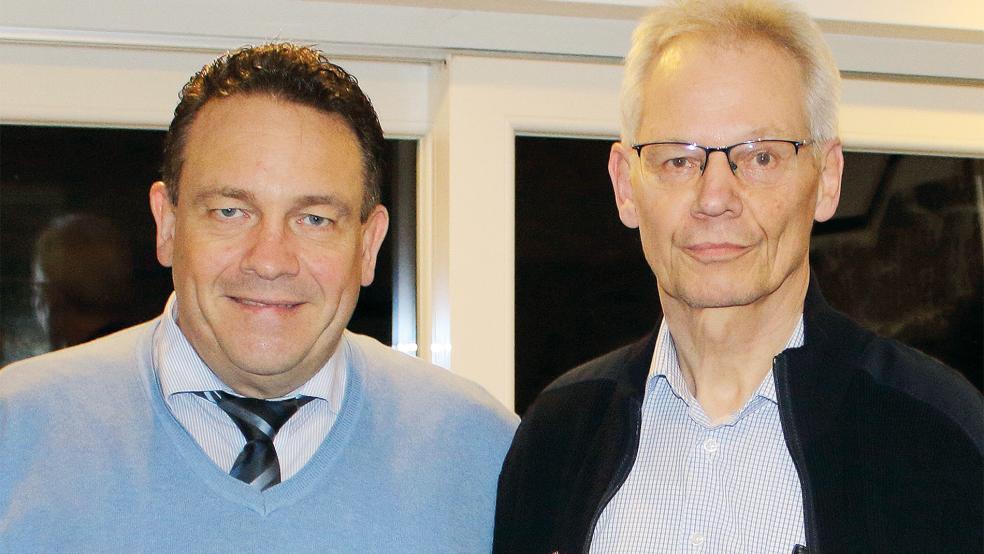 »Harmonie«-Vorsitzender Detlef Troff (links) ehrte Rolf Groen für 35 Jahre aktive Mitgliedschaft im Chor.  © Fotos: privat