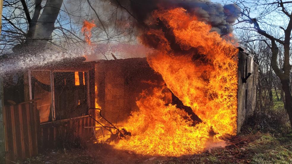Als die Feuerwehrleute eintrafen, brannte der Schuppen mit dem Heizöltank in voller Ausdehnung. © Gerd Wilts (Feuerwehr)