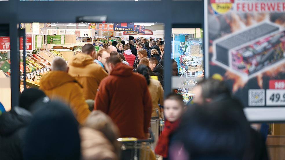 Unzählige Niederländer deckten sich vor Silvester auf deutscher Seite der Grenze mit Feuerwerk und Böllern ein - wie hier im Lidl-Markt in Bunde. Dabei entsprechen längst nicht alle Feuerwerkskörper den niederländischen Vorschriften.  © Foto: Klemmer (dpa)