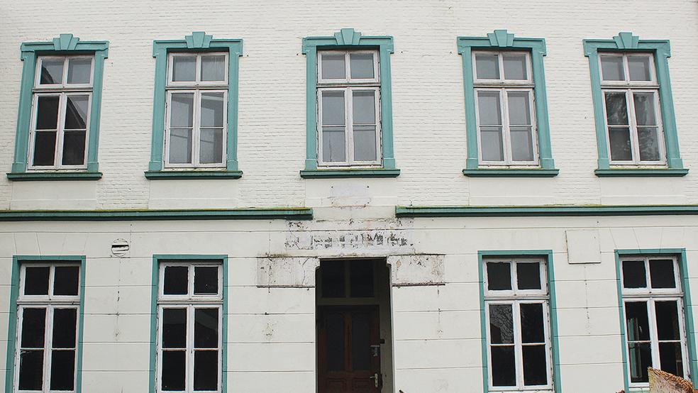 Die Memmingaburg in Weener hat ihre besten Tage längst hinter sich. Ein Niederländer will sie nun sanieren.  © Foto: Busemann