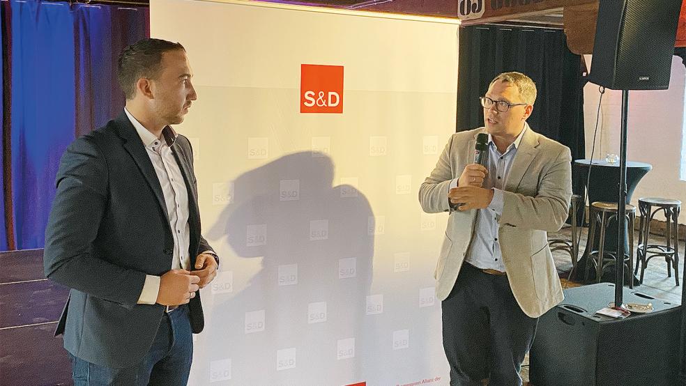 Die SPD-Abgeordneten Nico Bloem (Landtag, links) und Timo Wölken (EU-Parlament) im Gespräch während des »Europafrühstücks« im Zollhaus in Leer.  © Foto: SPD