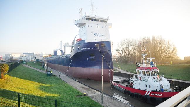 »Symphony« durch die Seeschleuse bugsiert