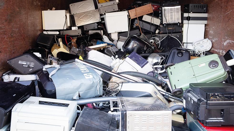 Nach Weihnachten verzeichnet der Abfallwirtschaftsbetrieb eine starke Zunahme bei der Entsorgung von kleineren Elektrogeräten (Beispielfoto).  © Foto: dpa