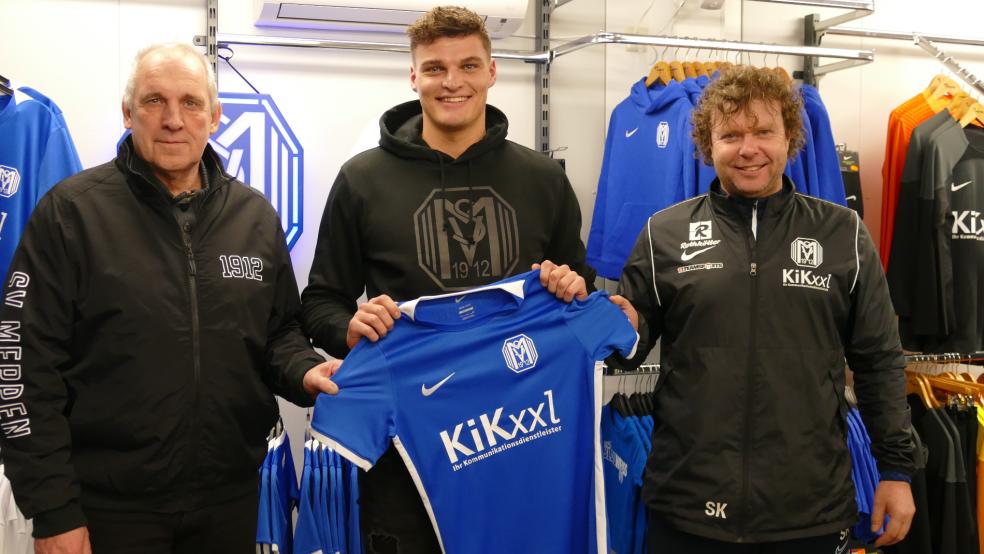 Meppens Sportvorstand Heiner Beckmann (links) und Trainer Stefan Krämer (rechts) freuen sich über die Verpflichtung von Marek Janssen. © SV Meppen