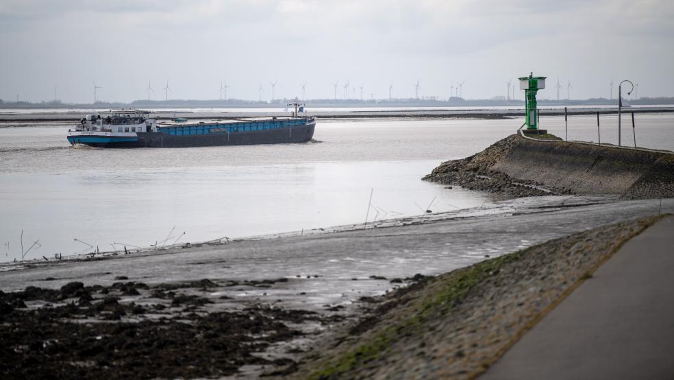 In der Außenems soll auf einer Strecke von knapp 13 Kilometern die Fahrrinne bis zum Emder Hafen um einen Meter vertieft werden.  © Schuldt (dpa)